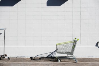 В России почти 50 брендов решили сократить число торговых точек