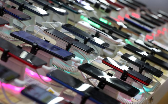 Аналитики спрогнозировали падение поставок смартфонов в мире в 2023 году