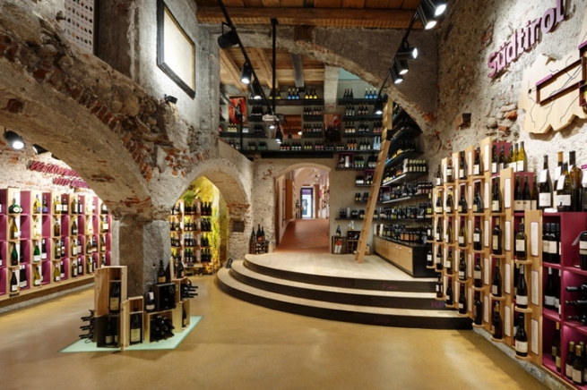 Магазин спиртных напитков Harpf. Брунико, Италия