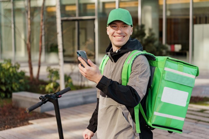 Зарплаты курьеров выросли почти на 40% за год