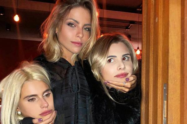 Подражая моделям Gucci, пользователи Instagram выкладывают фото с собственными головами в руках