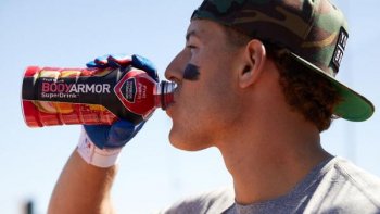 Coca-Cola покупает производителя спортивных напитков BodyArmor