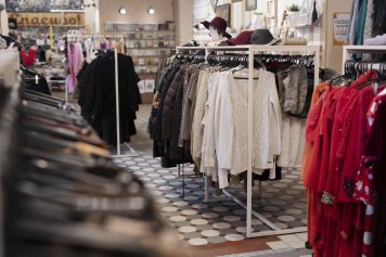 Кафе и рестораны на Патриарших прудах уступили место магазинам одежды и обуви