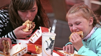 Депутаты призывают проверить гамбургеры McDonalds на наличие мяса