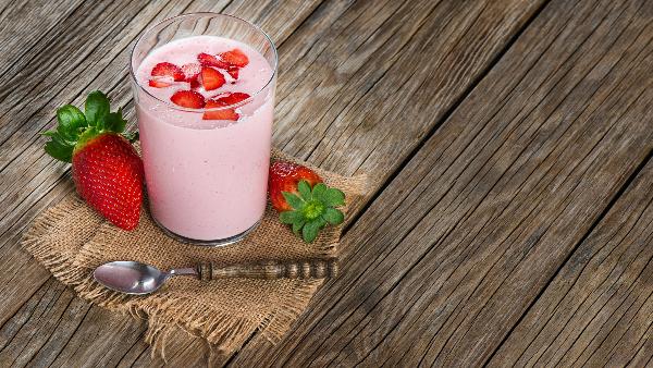 Роскачество обнаружило дрожжи в четверти исследованных клубничных питьевых йогуртов