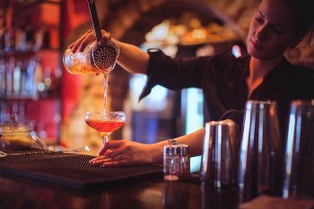 Авито Работа: Спрос на барменов вырос на 13%