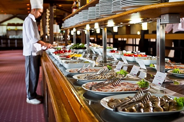 Средний чек в ресторанах Москвы за год вырос на 4% и превысил 1,5 тысячи рублей