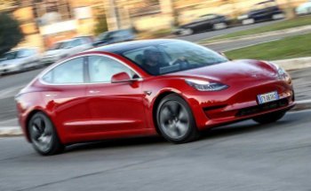 Tesla сняла с продаж самый дешевый электромобиль