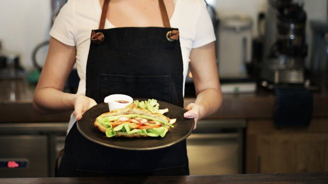 Средняя зарплата в общепите за год выросла на четверть