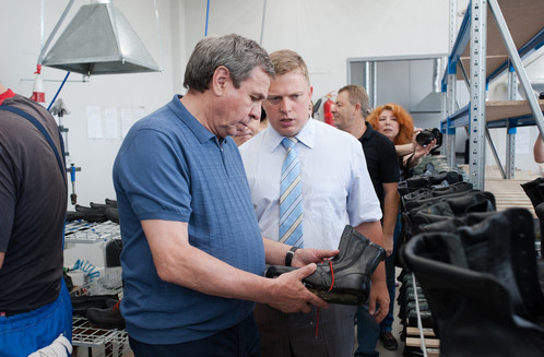 Губернатор Новосибирской области посетил фабрику «Обувь России» в городе Бердске