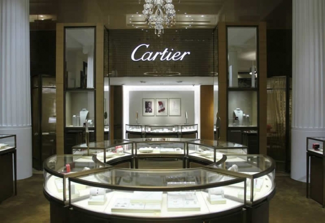 Чистая прибыль владельца Cartier упала почти вдвое