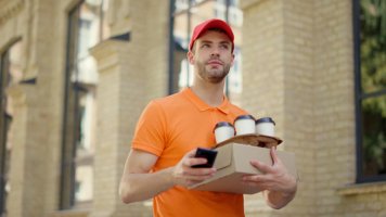 Большинство россиян просят следить за свежестью продуктов в заказе