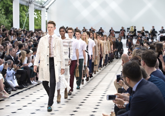 Большие перемены: как новая стратегия Burberry повлияет на модную индустрию