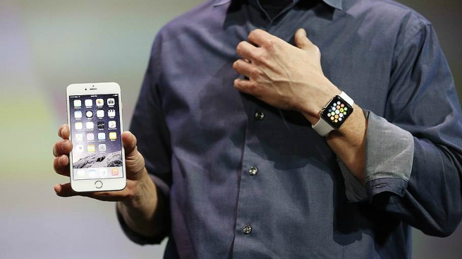 Продажи Apple Watch в два раза превысили дебютные продажи iPhone