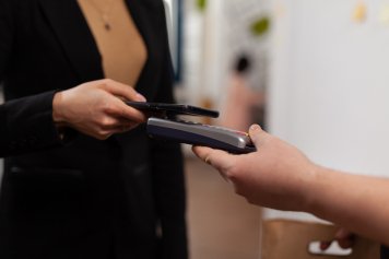 Банк Грузии ввел для клиентов из РФ ограничения на платежи в мировых бутиках