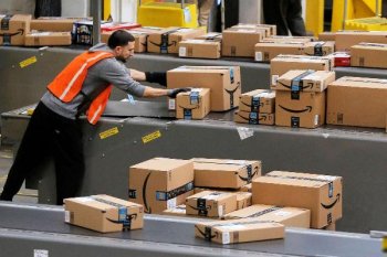 Работники склада Amazon в Великобритании устроили забастовку из-за зарплаты
