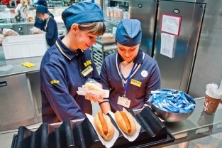IKEA возобновляет продажу хот-догов