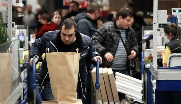 Украинцы скупают товары из-за ослабления нацвалюты