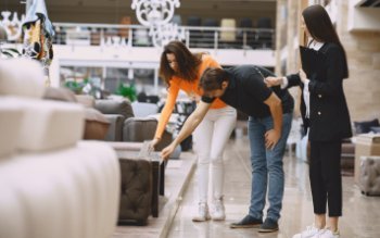 Число покупок непродовольственных товаров за год снизилось на 8%