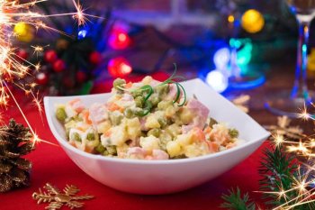 СберМаркет: самый популярный новогодний салат обойдется в 406 рублей