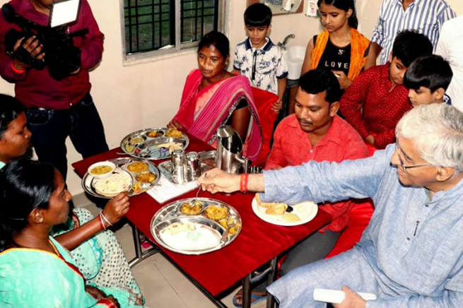 «Мусорные кафе»: как в Индии запустили сеть кафе, где кормят людей в обмен на пластик