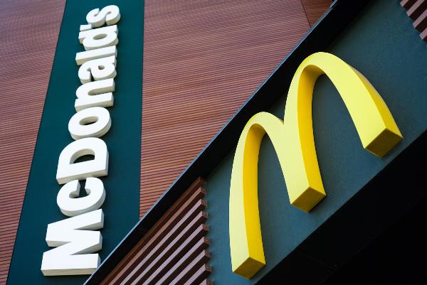 Желтую букву «M» не планируют сохранять в новом бренде «Макдоналдс» в РФ