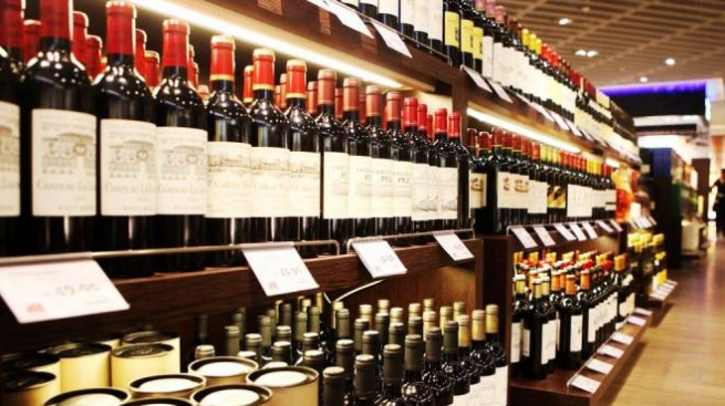 Минздрав поддержал идею убрать алкоголь с открытых полок в магазинах