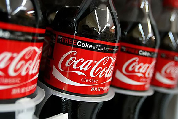 Чистая прибыль Coca-Cola Company снизилась на 17% в 2014 году