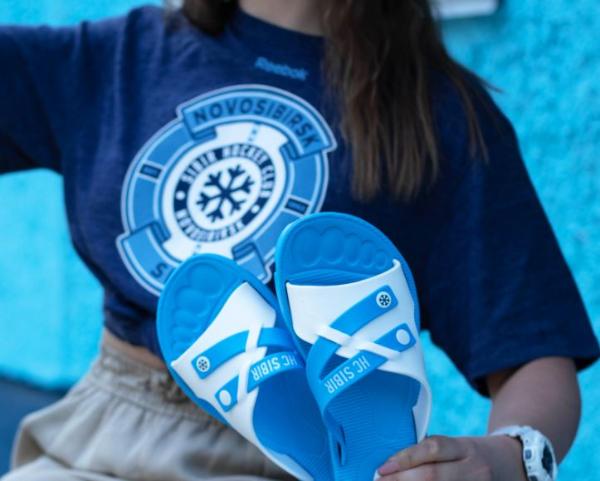 Фабрика «ОБУВЬ РОССИИ» выпустила обувь с символикой хоккейного клуба «СИБИРЬ»