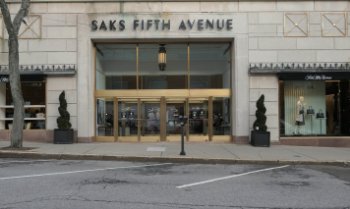 Владелец старейших люксовых универмагов Saks Fifth Avenue в США объявил о банкротстве