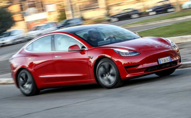 Tesla сняла с продаж самый дешевый электромобиль Tesla сняла с продаж самый дешевый электромобиль