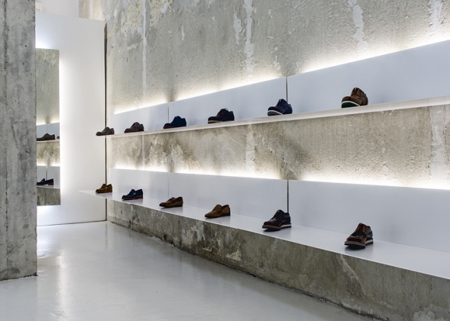 Белые полки на грубых бетонных стенах. Дизайн магазина обуви от Элии Недков. Болгария