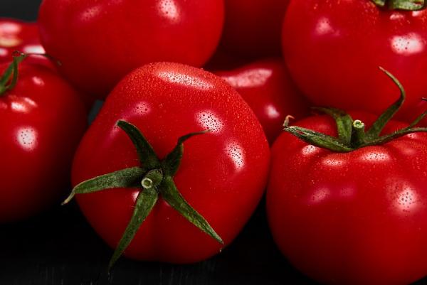 Россия ограничила поставки томатов и яблок из Азербайджана