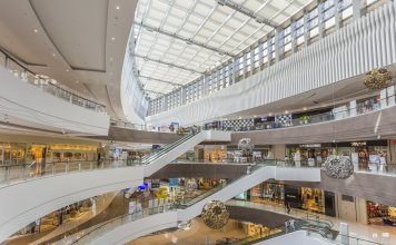 Бренды продолжают закрывать магазины в торговых центрах Москвы