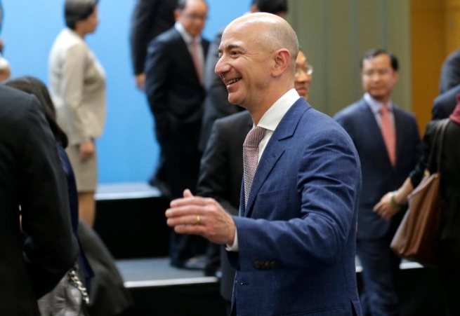 Глава Amazon стал самым успешным миллиардером года по версии журнала Forbes