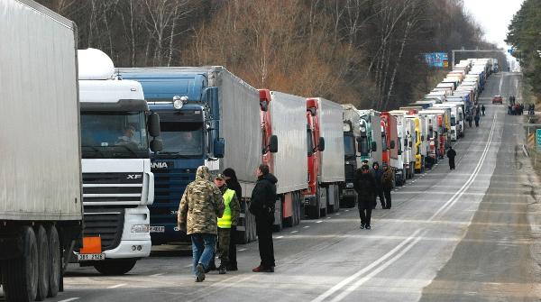 Десятки миллионов рублей в день теряют перевозчики на российско-китайской границе