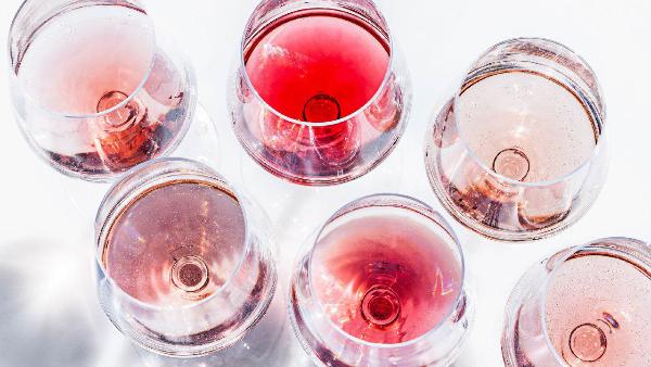 В Роскачестве назвали лучшее розовое вино к 8 Марта