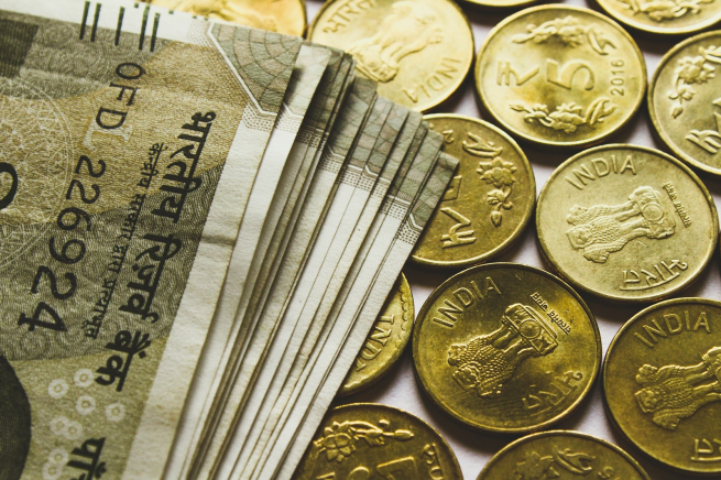 Модульбанк запустил счета и переводы в индийских рупиях