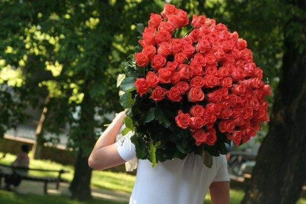 Россиянам оставили импортные цветы и шоколад