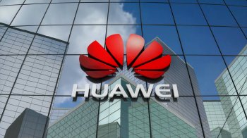 Продажи смартфонов Huawei рухнули на фоне санкций США