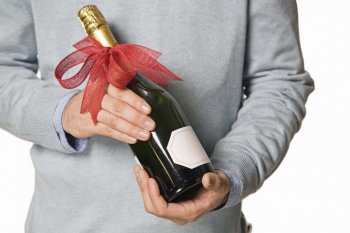 Праздничный ассортимент 23 февраля сместился в сторону крепких алкогольных напитков