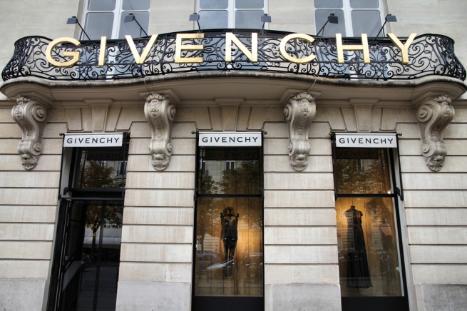 Fashion-дайджест: банкротство Centro и первая детская коллекция Givenchy