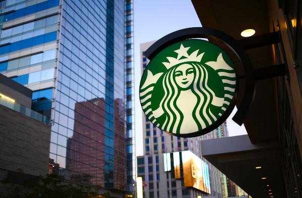 Starbucks возвращает сотрудников в офисы