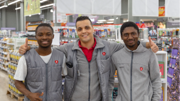 АШАН привлек на работу 800 иностранцев из 70 стран АШАН привлек на работу 800 иностранцев из 70 стран