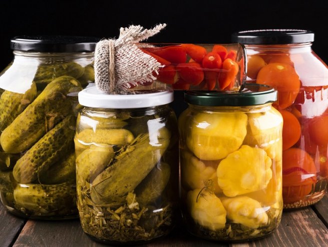 В России могут ввести цифровую маркировку на консервированные овощи и косметику