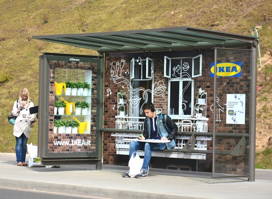 IKEA украсила автобусные остановки Вильнюса