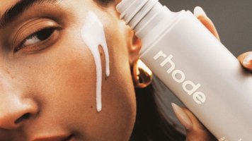 Модель Хейли Бибер продала свой бренд косметики
