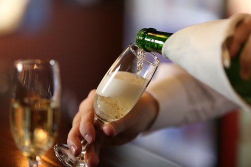 В России вырастут цены на шампанское