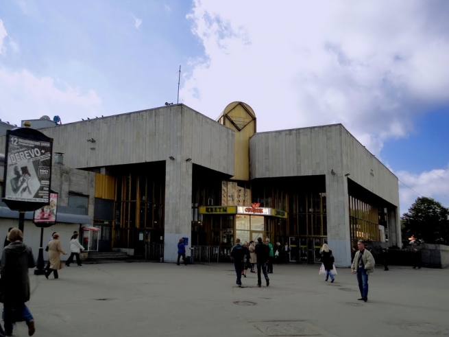 Возле станции метро «Озерки» в Петербурге демонтировали торговые павильоны