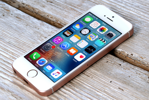 В России резко снизились цены на iPhone SE